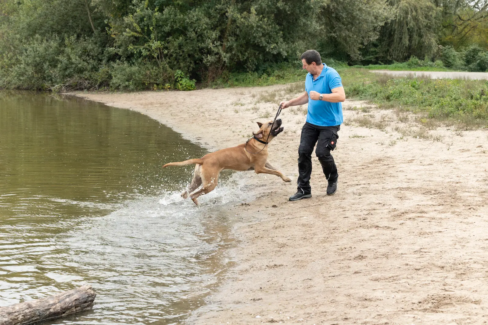 Thorsten Lapsit bewegt sich gemeinsam mit einem Hund am Wasser