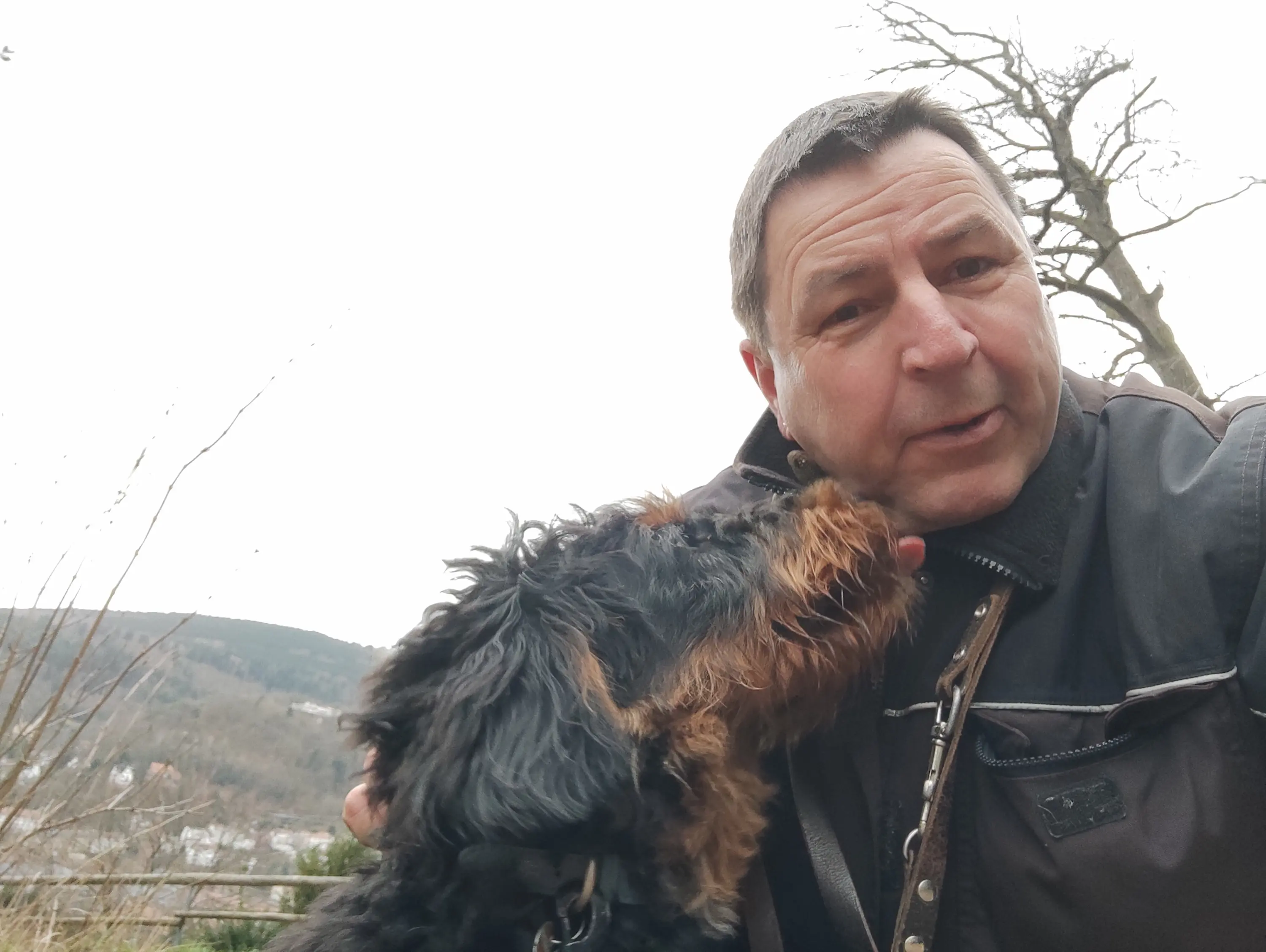Thorsten Lapsit erlebt einen vertrauten Moment der Nähe mit seinem Hund