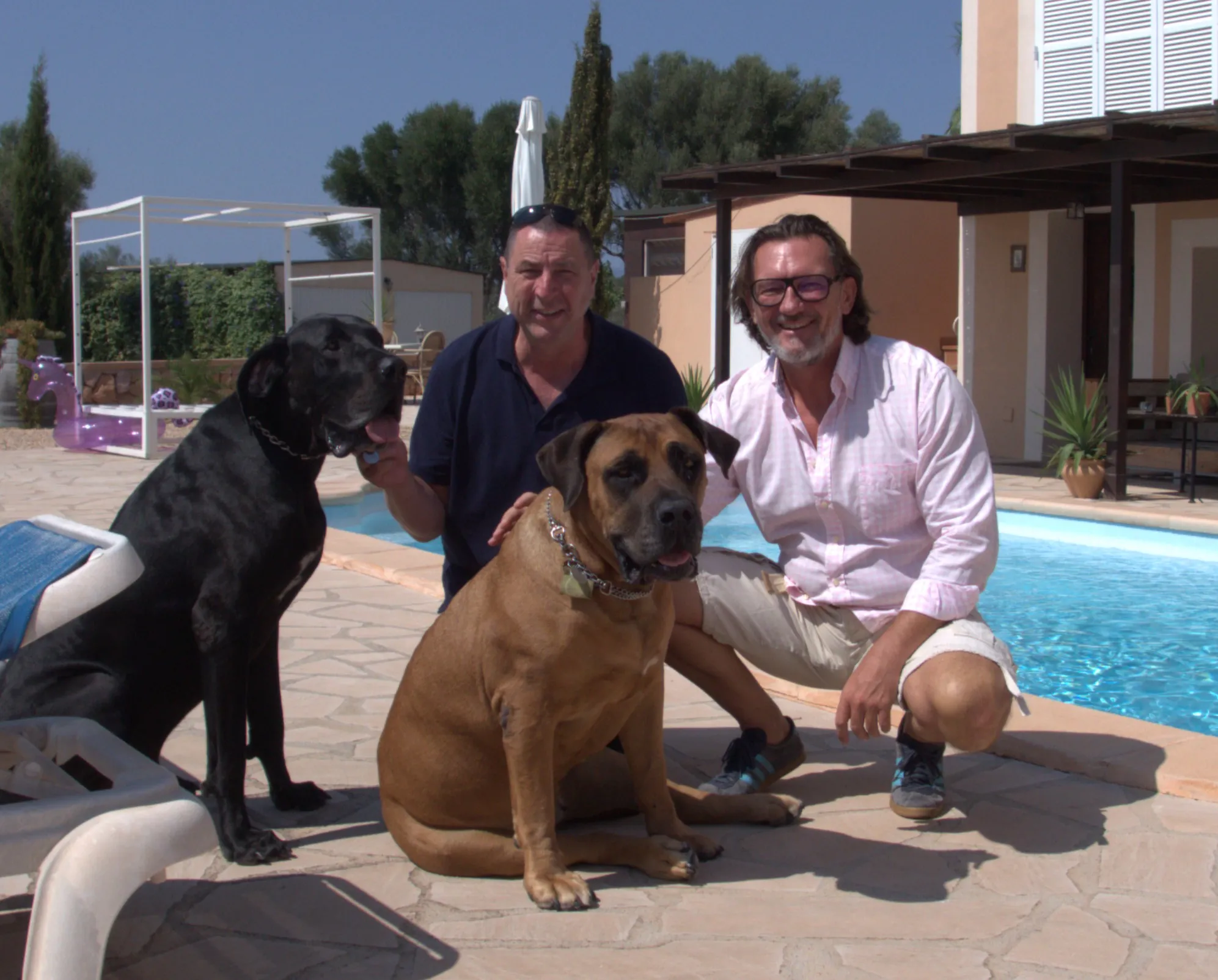 Thorsten Lapsit mit einem Hundehalter und zwei Hunden auf Mallorca