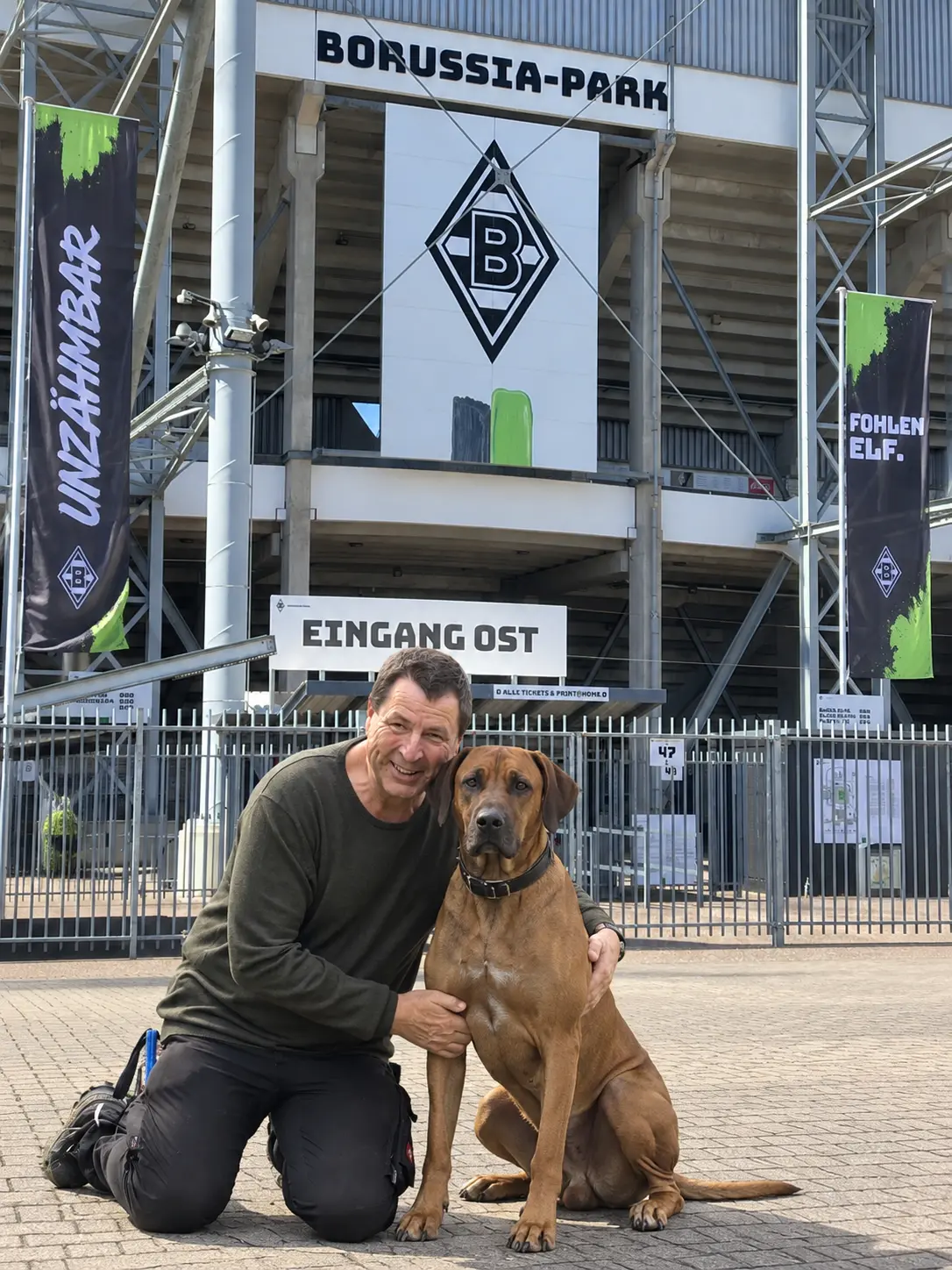 Thorsten Lapsit mit einem Rhodesian Ridgeback vor dem Borussia-Park in Mönchengladbach