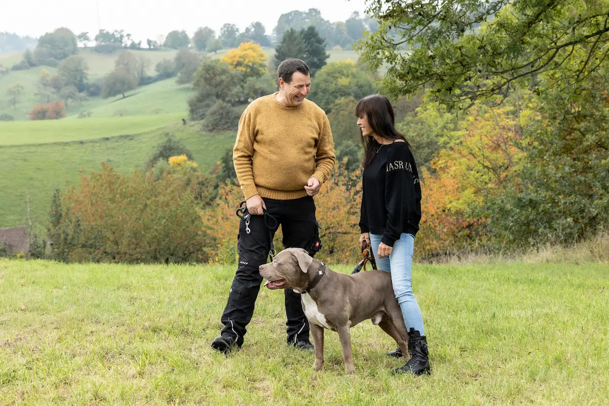 Thorsten Lapsit beobachtet gemeinsam mit einer Hundehalterin das Verhalten ihres Hundes