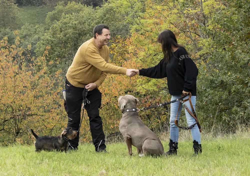 Thorsten Lapsit begrüßt eine Kundin zum persönlichen Hundetraining