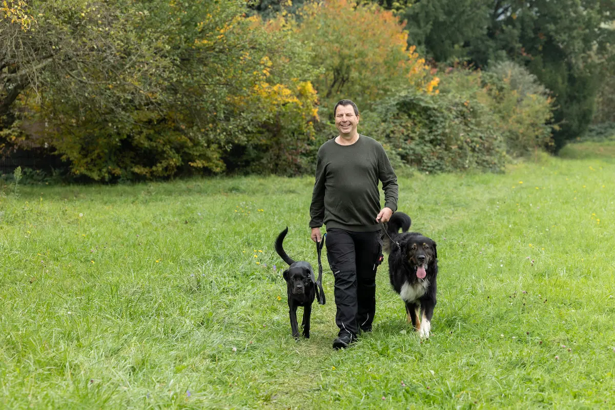 Thorsten Lapsit läuft entspannt mit einem Hund an lockerer Leine