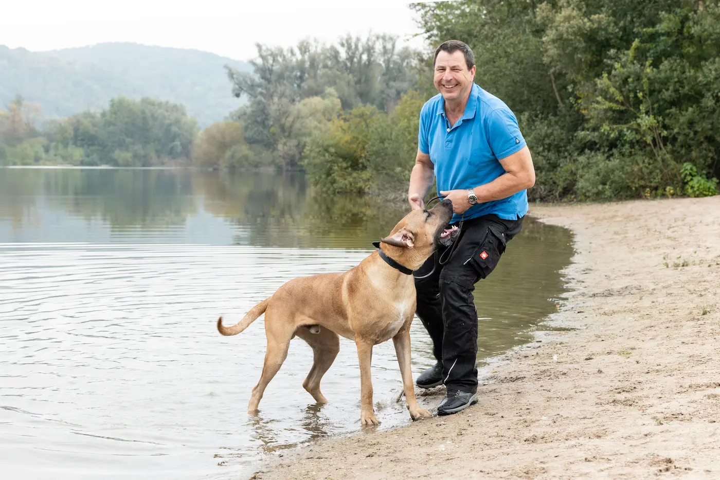 Gustav entspannt mit Thorsten Lapsit am See