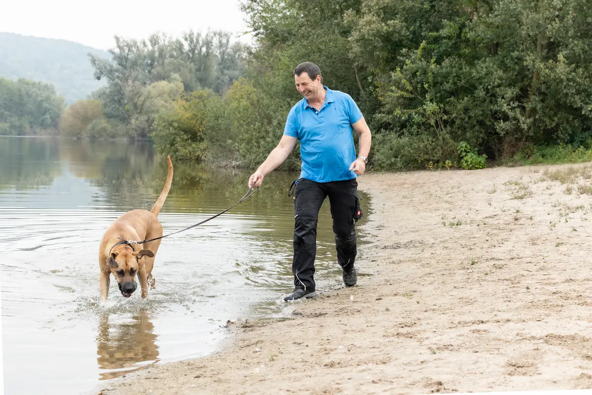 Gustav gemeinsam mit Thorsten Lapsit am See