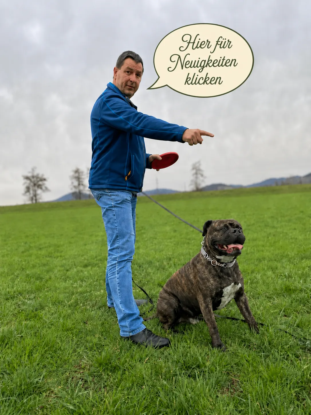 Thorsten Lapsit zeigt auf die Newsletter-Anmeldung